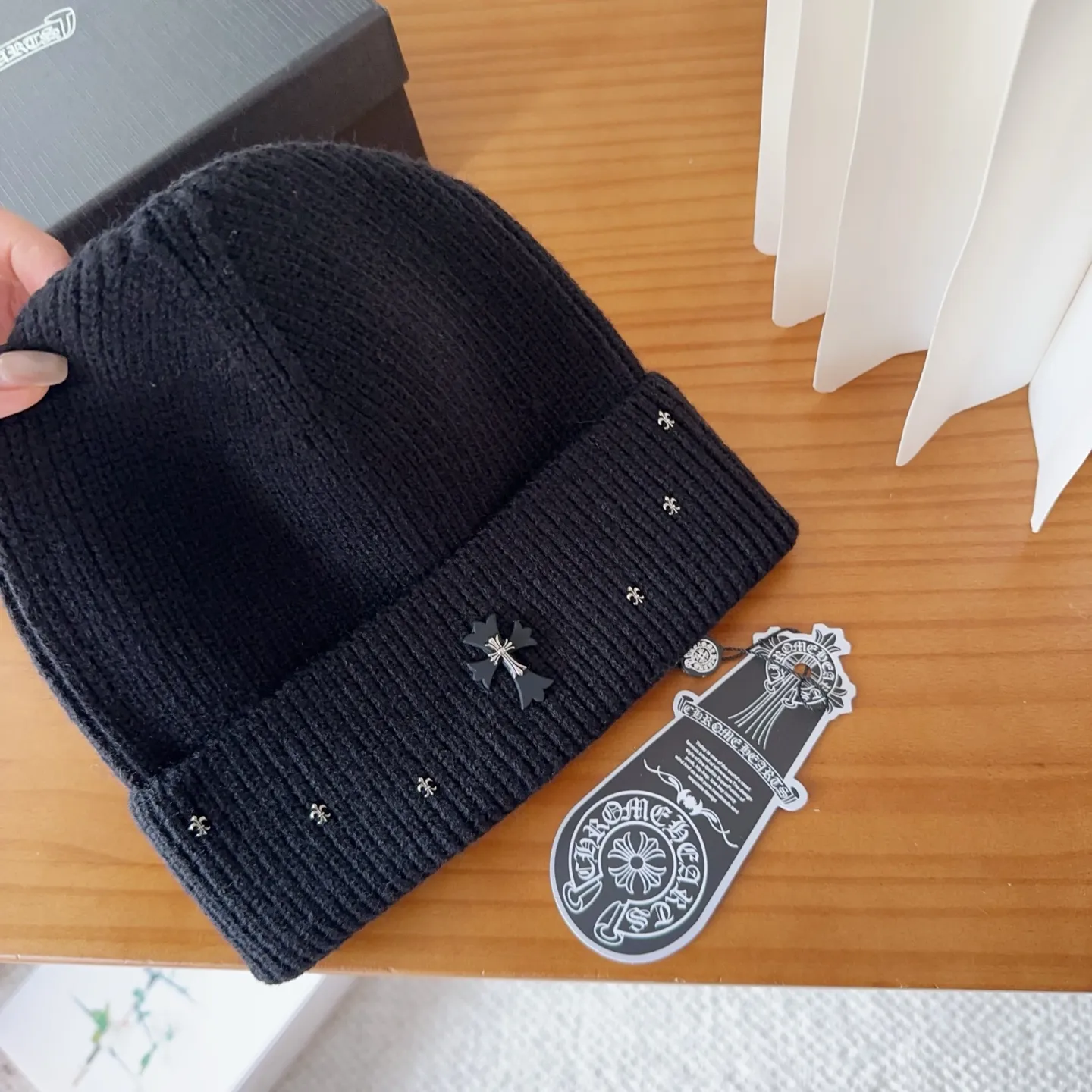 💰60 Crow Heart Autumn and Winter Wool Knitted Beanie This must be a favorite of minimalism. It is clean, neat, fashionable and versatile, and will definitely not be picky about your face shape! A fashionable classic that lasts forever! Fashionable black and white can be purchased together!